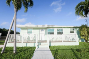 The GUAVA DUFF - Beautiful KW home with space to chill & lots of FREE PARKING!!